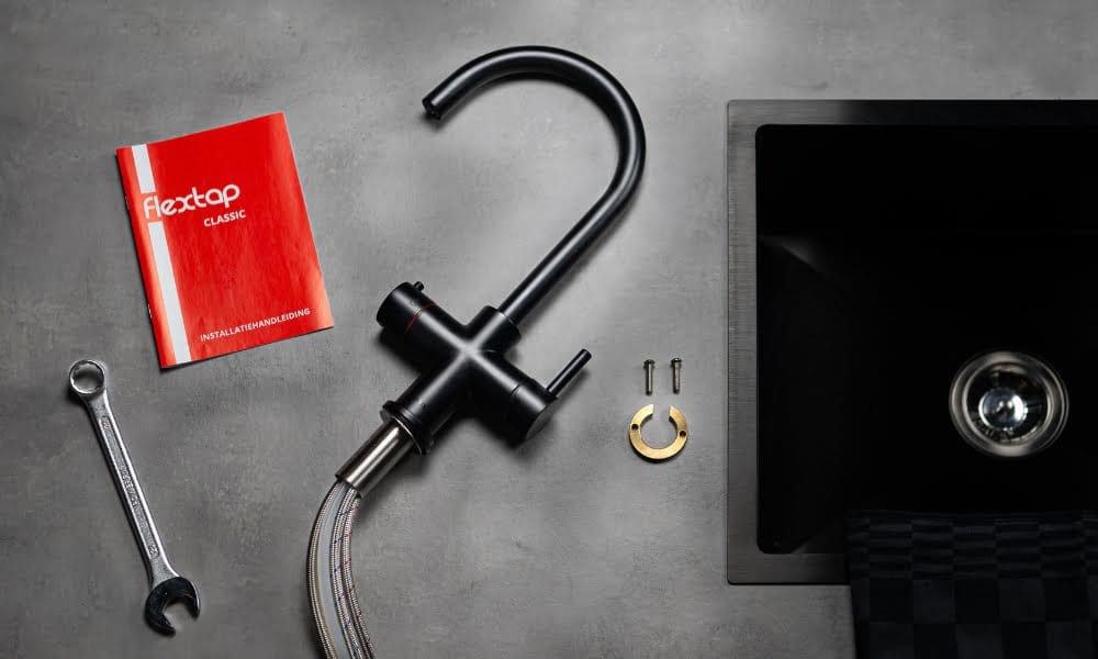 Installatie FlexTap zwarte kokend water kraan Zwarte kokend water kraan van FlexTap die geïnstalleerd wordt